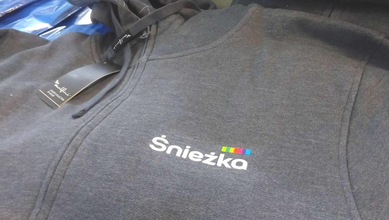 Bluza z polarem z logo firmy jako element wizerunku firmy i pracowników