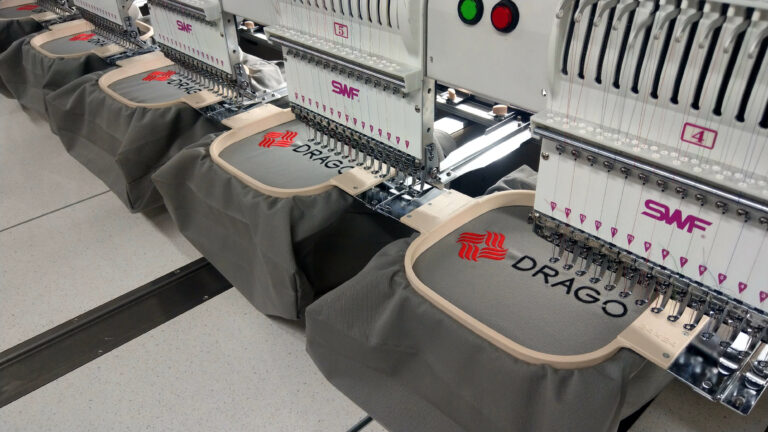 Proces haftowania logo na torbach.